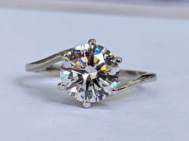 Ring of 14 kt. white gold with laboratory-created diamonds, approx. 2.02 ct.
