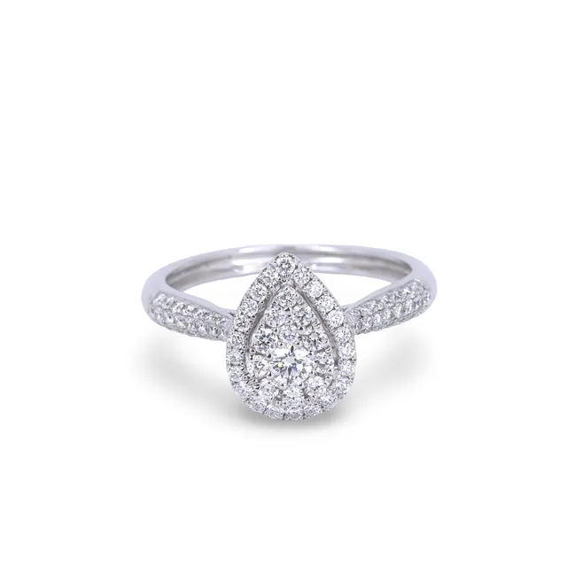18CT GOLD DIAMOND CLUSTER RING.