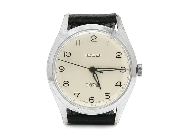 ESA, herrur, 33 mm, vitmetall, manuell, plexiglas, skadad urtavla, skadad boett, läderband, ca 1970.