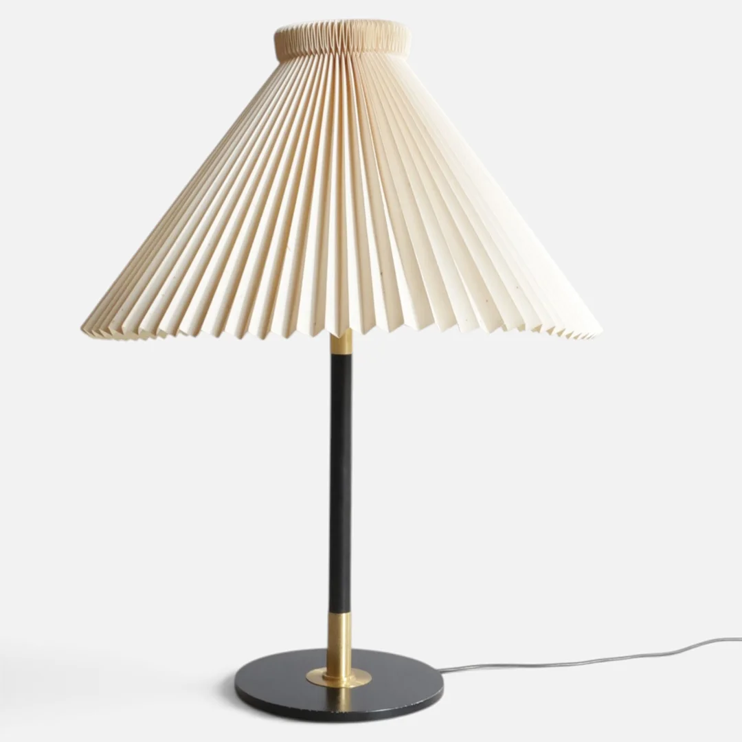 AAGE PETERSEN (F. 1902, D. 1982). Bordlampe af messing og sortlakeret metal, original plisseret skærm af akryl. Udført og mærket hos Le Klint, model '352'. Danmark, 1960-70'erne. — Table Lamps — Woxholt Auktionshus