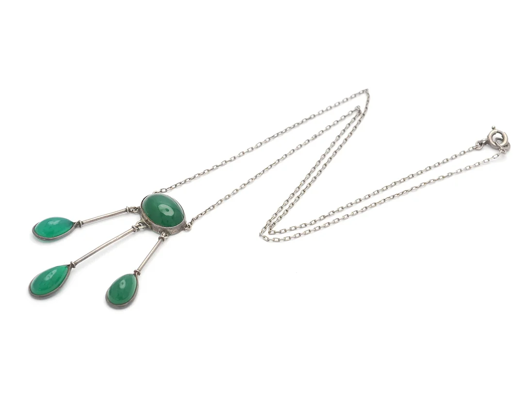 COLLIER, silver, gröna cabochonslipade stenar, troligtvis mineral, längd 41 cm, vik 4 g. — Smycken/Collier — Kaplans