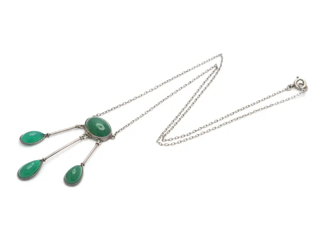 COLLIER, silver, gröna cabochonslipade stenar, troligtvis mineral, längd 41 cm, vik 4 g.