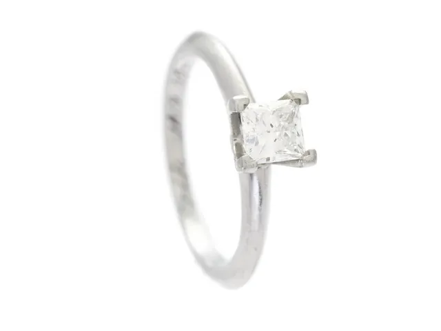 TIFFANY & CO, enstensring, platina, prinsesslipad diamant ca 0,47 ct, ca TW/VS, serienr 23718065, stl 15,75 mm, vikt 3,7 g, gravyr, etui.