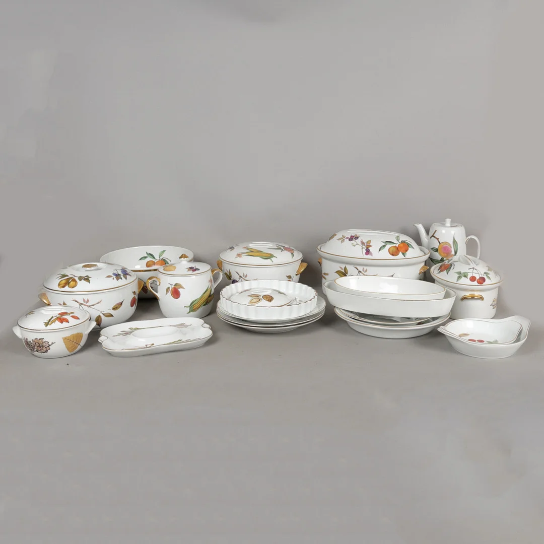 A ROYAL WORCESTER "EVESHAM" & "WILD HARVEST" PART SERVICE (APPROX 19 PIECES). — European — Bishop & Miller