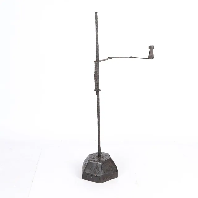 AN 18TH CENTURY WROUGHT IRON RUSH LIGHT.