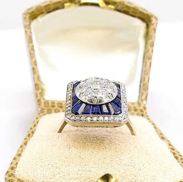 PLATINUM ORIGINAL 1930S FINE QUALITY HANDMADE ART DECO SAPPHIRE AND DIAMOND RING.