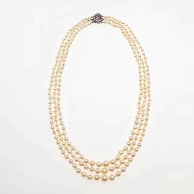 A THREE ROW GRADUATED CULTURED PEARL CHOKER.