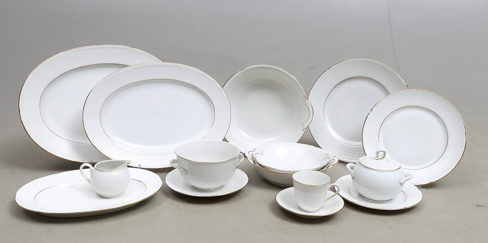 SERVIS, 51 delar, "Swedish Grace", Louise Adelborg, Rörstrand. — European — Auktionshuset Kolonn
