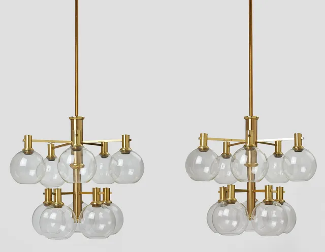 ERIK WÄRNÅ. A pair of chandeliers, EWÅ, Värnamo 1960s, brass and glass, each with ten lights.