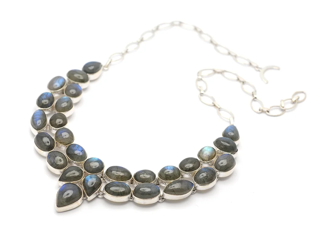 COLLIER, silver, cabochonslipade labradoriter, nagg på en sten, längd ca 46 cm, vikt 72 g. — Smycken/Collier — Kaplans