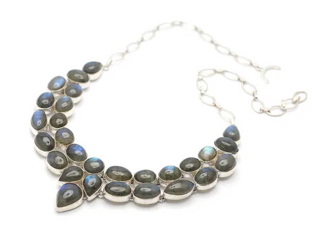 COLLIER, silver, cabochonslipade labradoriter, nagg på en sten, längd ca 46 cm, vikt 72 g.