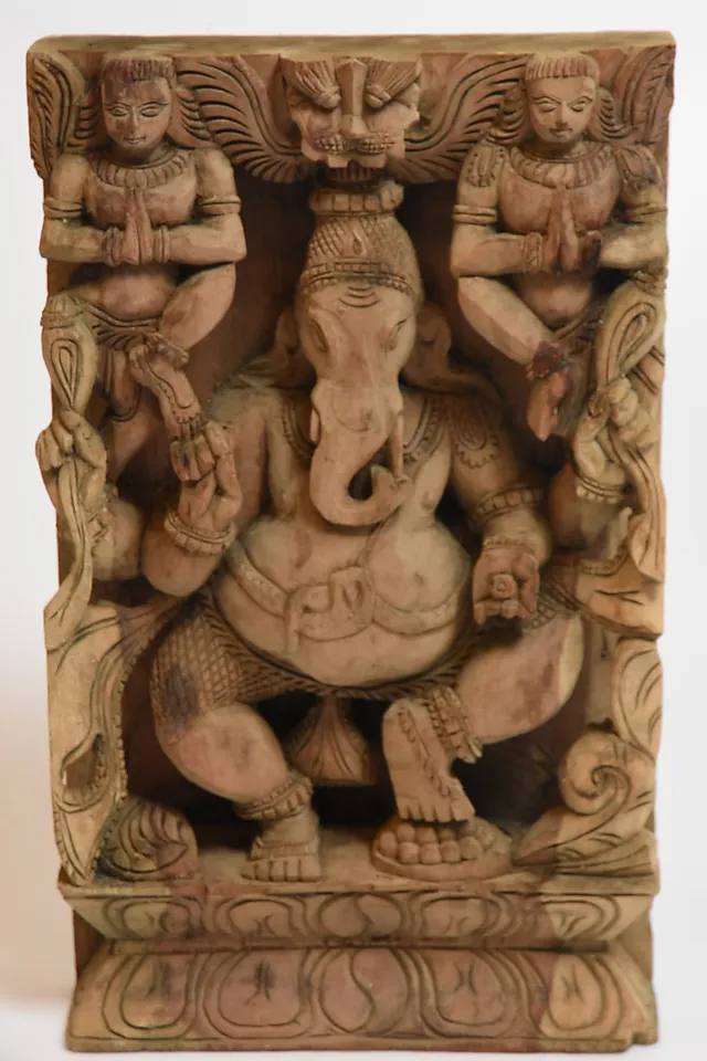 VÄGGSKULPTUR, Hinduisk, träskuren Lord Ganesha.