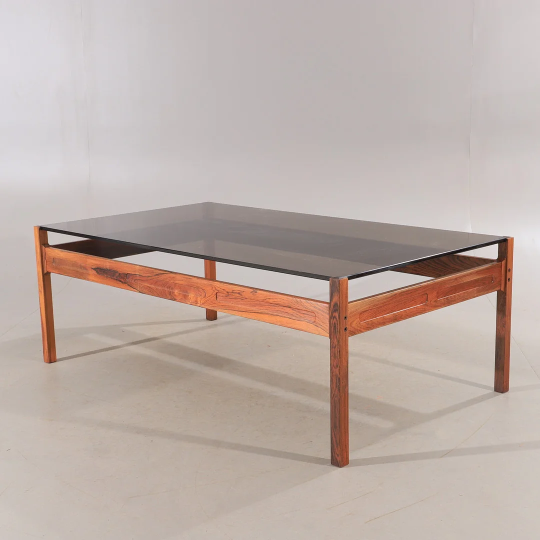 SOFFBORD, jakaranda med rökfärgad glasskiva, 1970-tal. — Tables — Helsingborgs Auktionskammare