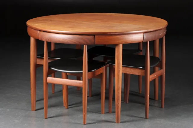 Hans Olsen. Extendable round dining table and six dining chairs, Model 'Roundette' (8)