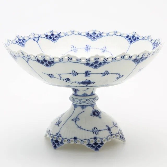 SKÅL PÅ FOT, "Musselmalet helblond", 1/1022, porslin, Royal Copenhagen, Danmark.