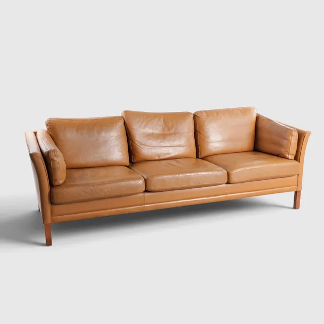 MOGENS HANSEN. Fritstående tre-personers sofa betrukket med cognacfarvet skind, ben af bejdset bøg. Udført hos Mogens Hansen, Danmark.