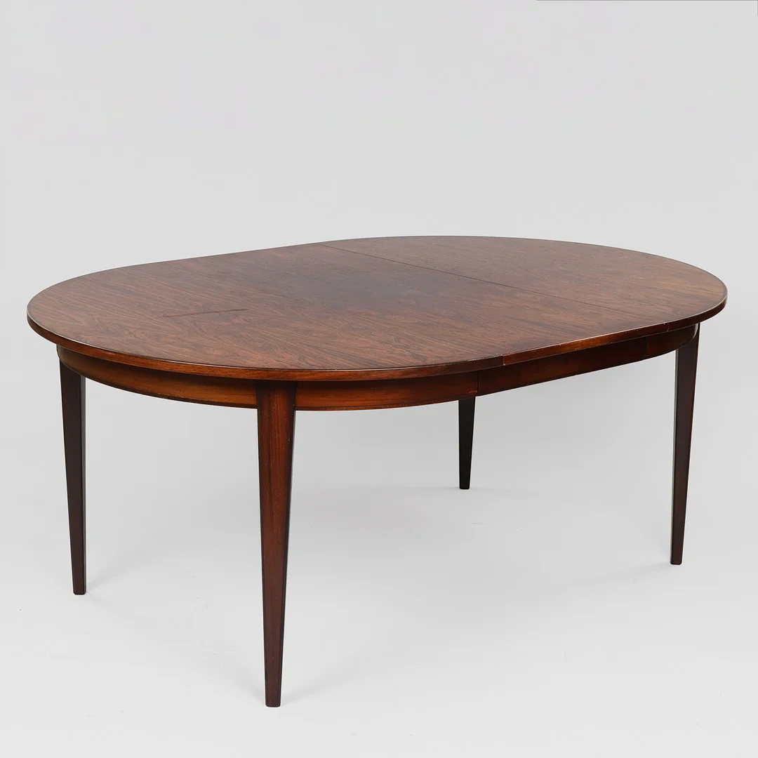 OMANN JUN. Rundt spisebord af palisander med udtræk, Danmark, 1960'erne (2). — Dining tables — Palsgaard Kunstauktioner
