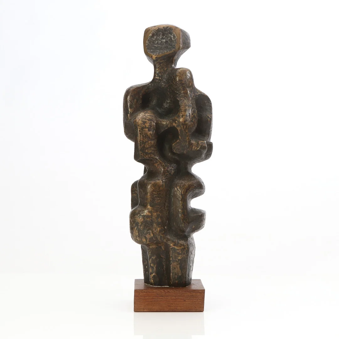 THURE THÖRN. SKULPTUR. Patinerad brons på sockel i ek. "Mor med barn". Signerad T. Thörn VI/VII. — Sculptures & Bronzes — Skånes Auktionsverk