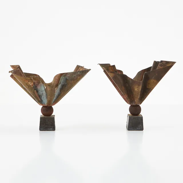 TAGE ANDERSEN. "Foldevasen", 1 par, oxiderad koppar.