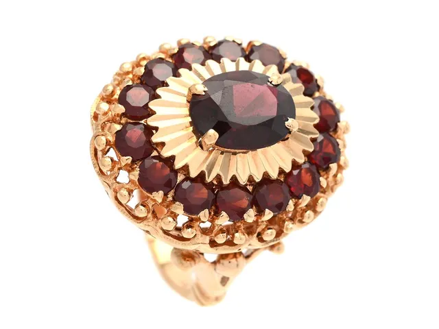 RING, 18K guld, granater, stl 16 mm, vikt 9,3 g.
