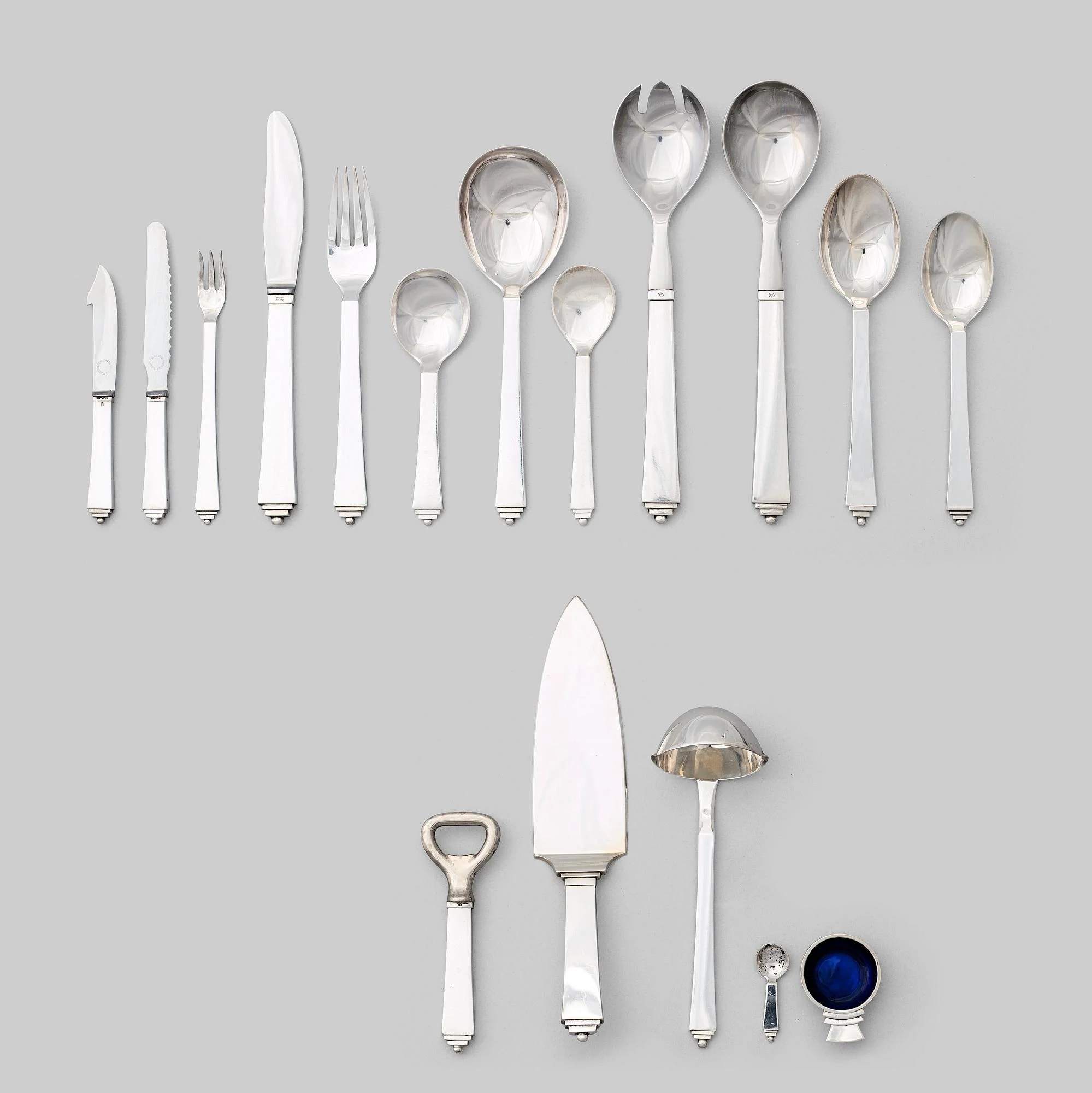 Harald Nielsen, bestickuppsättning, 61 delar "Pyramid", Georg Jensen, Köpenhamn, ca 1927-1977, 830/1000, sterling och rostfritt stål. — Bukowskis