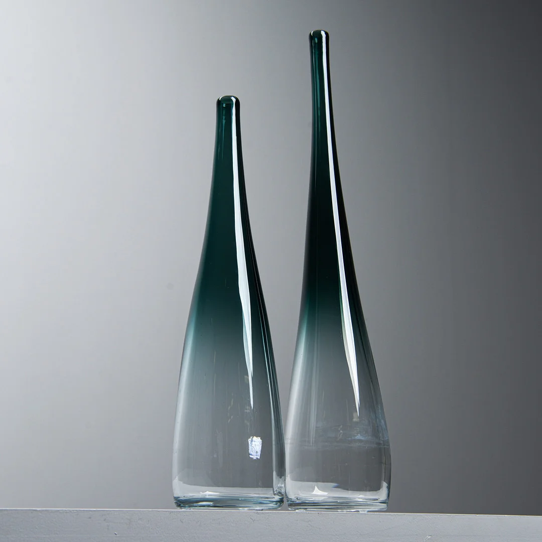 BENGT ORUP. Vaser, 2 st, ur serien "Tona", Johansfors, formgiven 1957. — Art glass — Formstad Auktioner