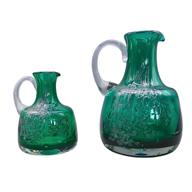 SET AUS ZWEI MUNDGEBLASENEN ZWIESEL GLASKRÜGEN IN GRÜN MIT LUFTBLASENEFFEKT.