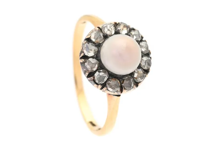CARMOSÉRING, 18K guld, pärla ca 5,5 mm, rosenslipade diamanter, stl 15,5 mm, vikt 2,1 g, senare ringskena av C.F. Carlman, Stockholm 1923, sprucken tennlödning,