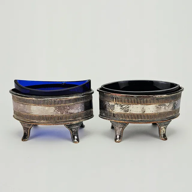 SALT- OCH PEPPARKAR, 2 st, silver plate, England, omkring år 1900.