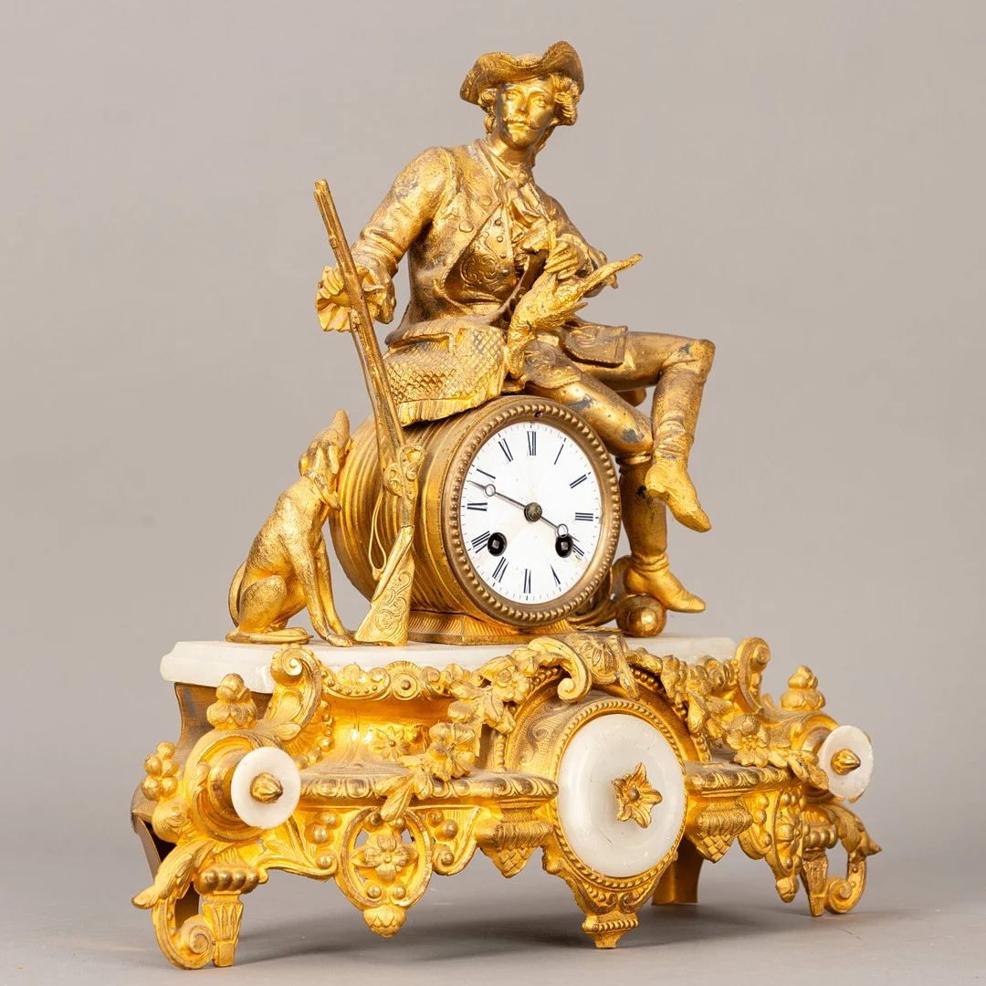 JAPY FRÈRES & CIE. Pendule in der Manier des Louis XV, Zinkguss und Alabaster, Montbéliard, 2. Hälfte 19.Jh. — Mantel clocks — Stockholms Auktionsverk Hamburg