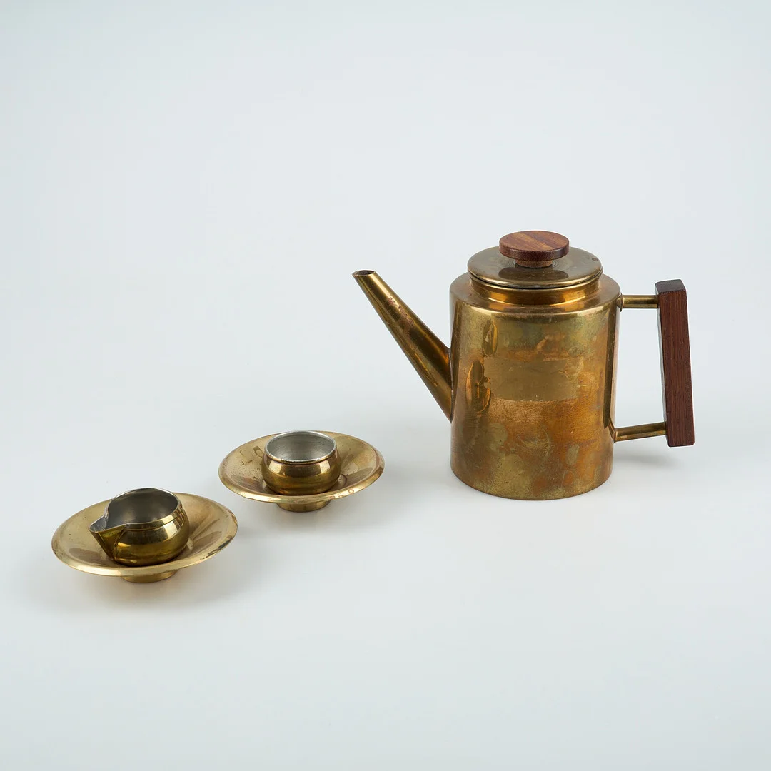 MAIJA HEIKINHEIMO (FINLAND, 1908-1963). Kaffekanna, 2 ljusstakar, sockerskål och gräddsnäcka, tillverkade av Valaistustyö för Artek, 1960-tal. — Pewter, Brass & Copper — Stockholms Auktionsverk Helsinki