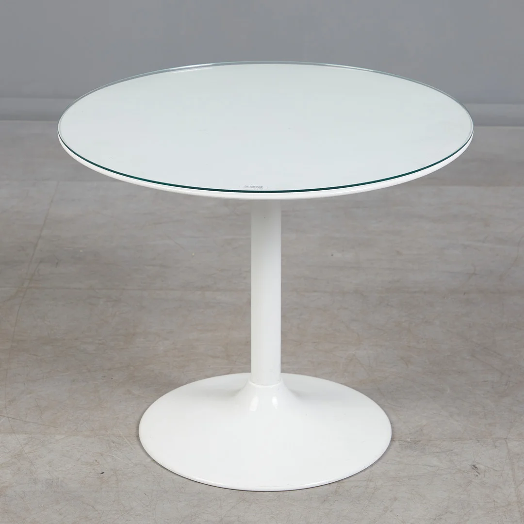 H + H Collection, runder Beistelltisch, Metall, weiß beschichtet, aufliegende Glasplatte, 1970er Jahre, West-Germany. — Coffee Tables — Stockholms Auktionsverk Köln