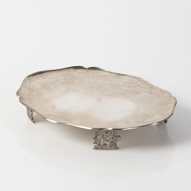 BRICKA, silver, med åldersranka, otydliga stämplar, 1700-tal.