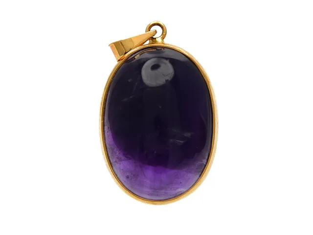 HÄNGE, 18K guldram, 17,4 x 12,2 x 7,0 mm oval cabochonslipad ametist ca 11,00 ct, vikt 3,1 g.