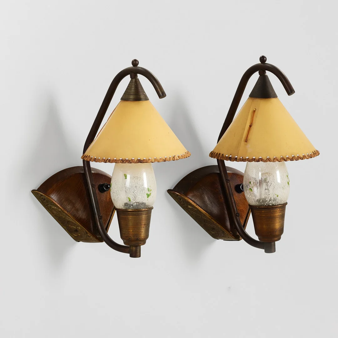 Et par væglamper af messing og træ, inderskærm af bemalet glas og yderskærm af plast dekoreret med naturfiber, ca. 1960/1970'erne, (2). — Wall Lights — Palsgaard Kunstauktioner