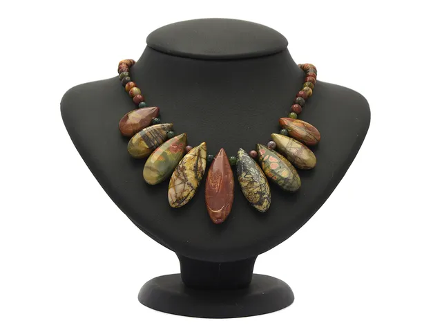 COLLIER, naturstenar (jaspis mm.), lås i vitmetall, längd 45 cm, vikt 71,1 g.