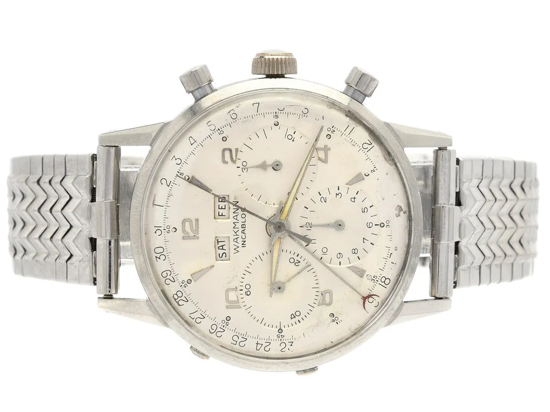 WAKMANN, s.k. "Triple Date", kronograf (ej synkroniserad), Cal Valjoux 72C (WOG), herrur, 38 mm, stål, manuell, plexiglas, dag, datum, månad, renoverad urtavla, skadad urtavla, ca 1959, metallänk ej original (Champion). — Klockor/Övriga klockor — Kaplans