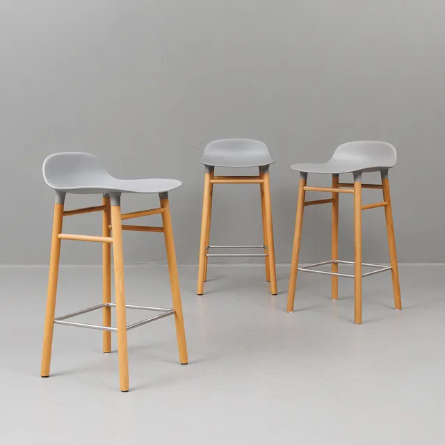 SIMON LEGALD. Barstolar, 3 st, plast/ek, "Form", Normann Copenhagen.