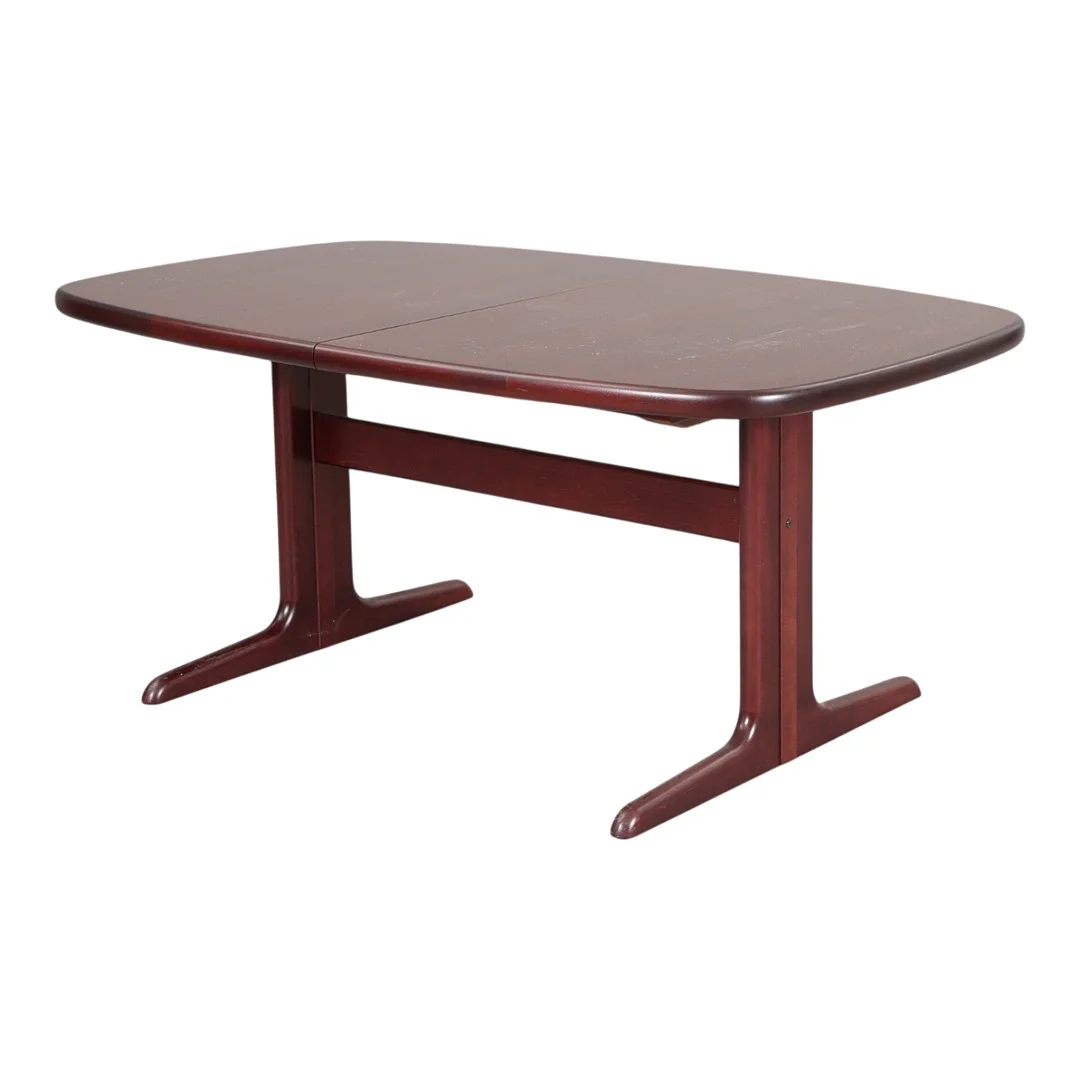 SKOVBY MØBELFABRIK. Ovalt spisebord af mahogni med udtræk, model SM74M, 1970'erne (3). — Dining tables — Bidstrup Auktioner