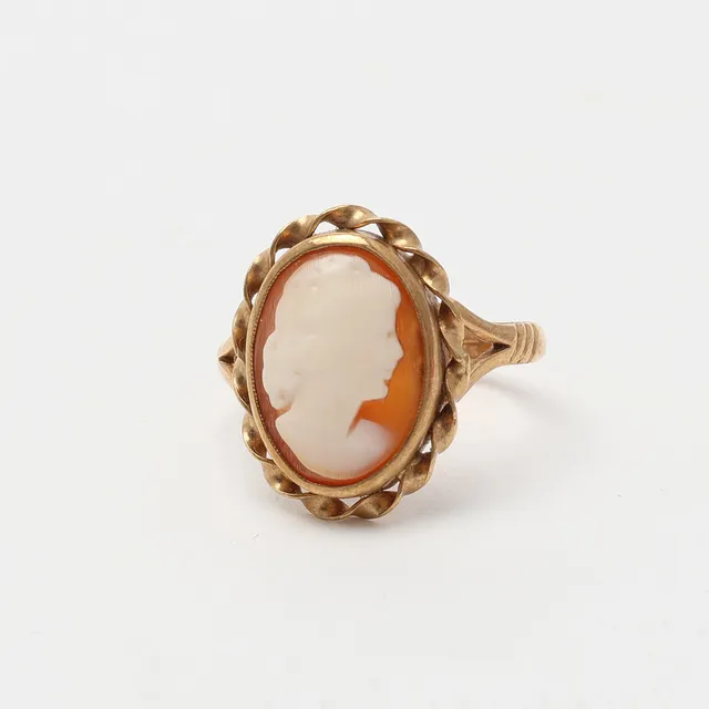 RING, guld 18K med snäckskalscamé.
