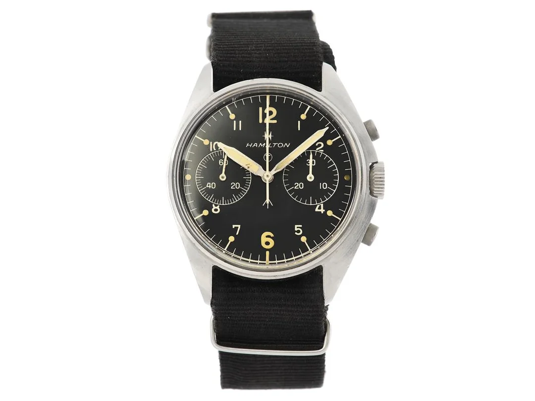 HAMILTON, "6BB", "Fab Four", Cal Valjoux 7733, Boett nr. 1352349, kronograf, herrur, 39 mm, stål, manuell, plexiglas, miltärstämplar (6BB/924-3306 / A/297/70), fasta bandstift, NATO-band, ca 1970. — Klockor/Hamilton — Kaplans