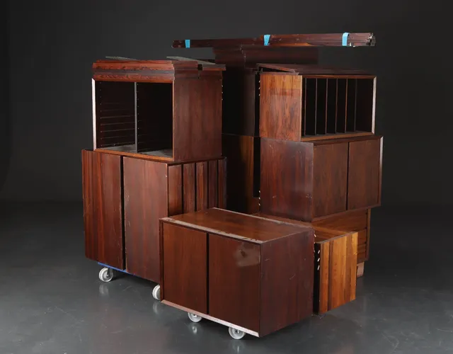 Poul Cadovius. Wall-mounted shelving system 'Royal' made in veneered rosewood (61)