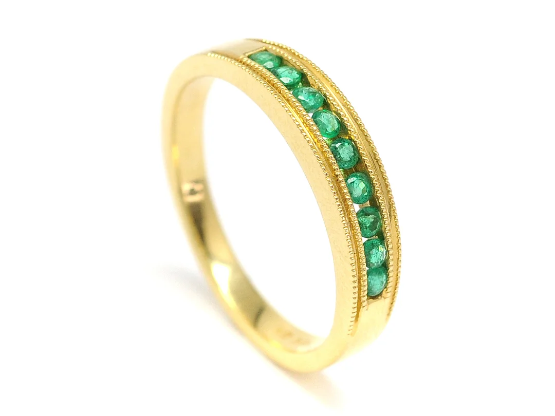 RING, 18K guld, 9 smaragder, stl 17 1/2mm, 4,2g — Smycken/Ring — Kaplans