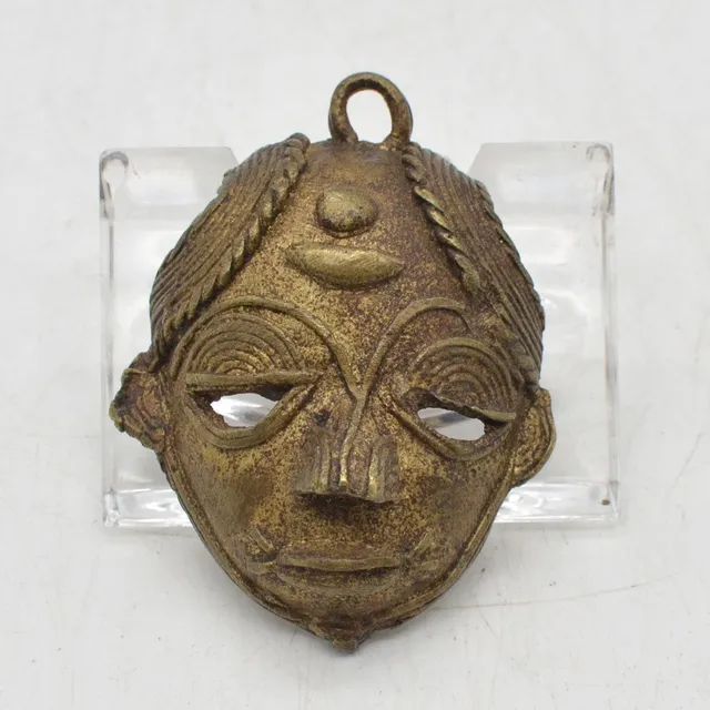 MESSING ANHÄNGER, AFRIKANISCHE MASKE, HANDGEMACHT, 20. JAHRHUNDERT, CA. 55 X 41 MM.