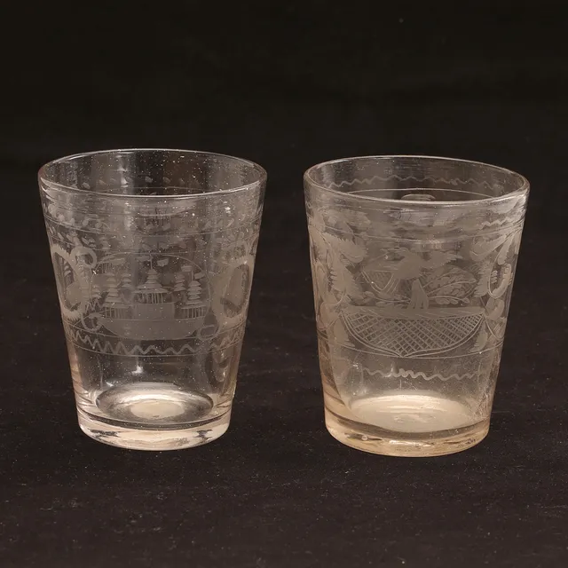 GLAS, 2 stycken, etsad dekor, 1700/1800-tal.