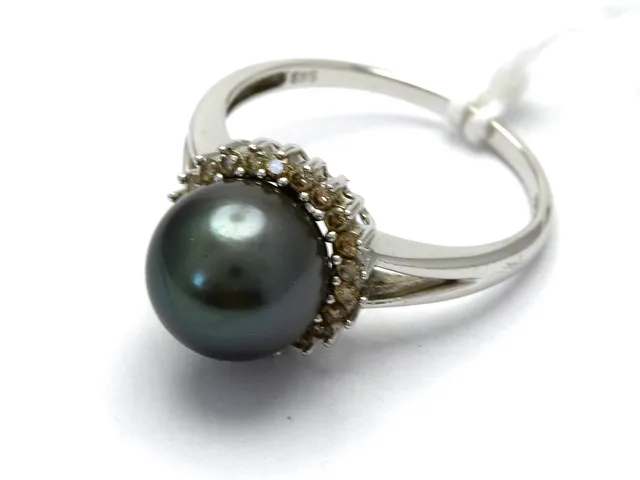 Ring i vitguld med pärla Ø9,5mm och 22 små diamanter 14K 3,6g Ø17 1/2