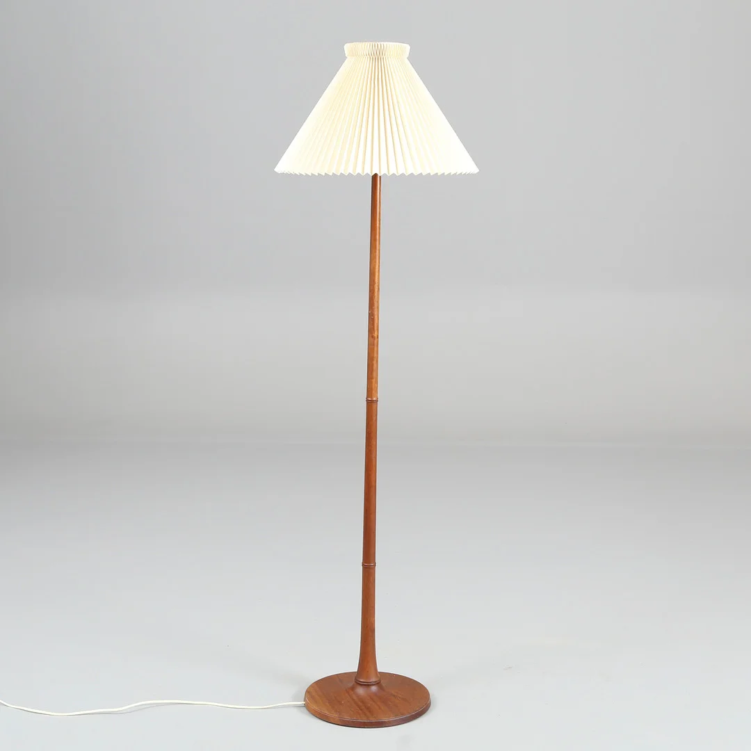 ESBEN KLINT. Le Klint. Standerlampe af massivt nøddetræ, model 327. — Floor lights — Bidstrup Auktioner