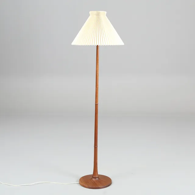ESBEN KLINT. Le Klint. Standerlampe af massivt nøddetræ, model 327.