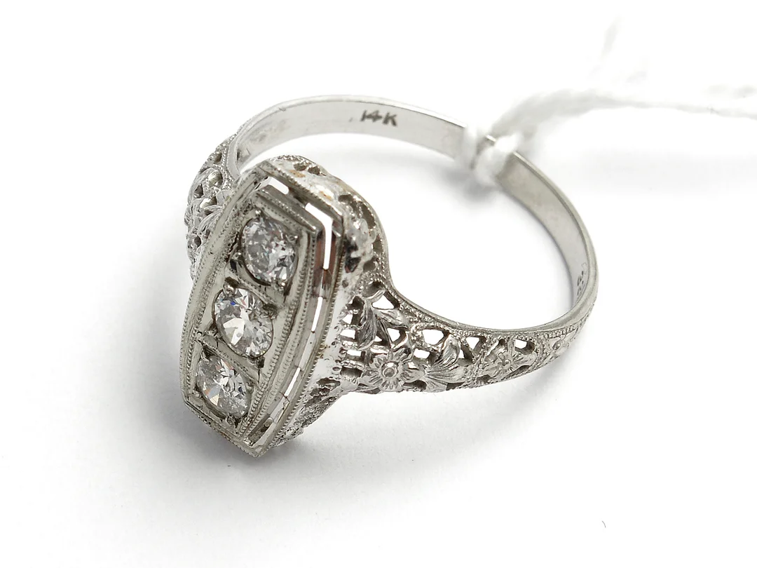 Ring vitguld 18K 2,7g Ø18¼ med diamanter 2x0,16ct och 1xca0,14ct, äldre slipningar, inneslutninar och skador — Smycken/Ring — Kaplans