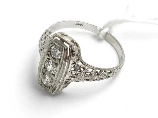 Ring vitguld 18K 2,7g Ø18¼ med diamanter 2x0,16ct och 1xca0,14ct, äldre slipningar, inneslutninar och skador